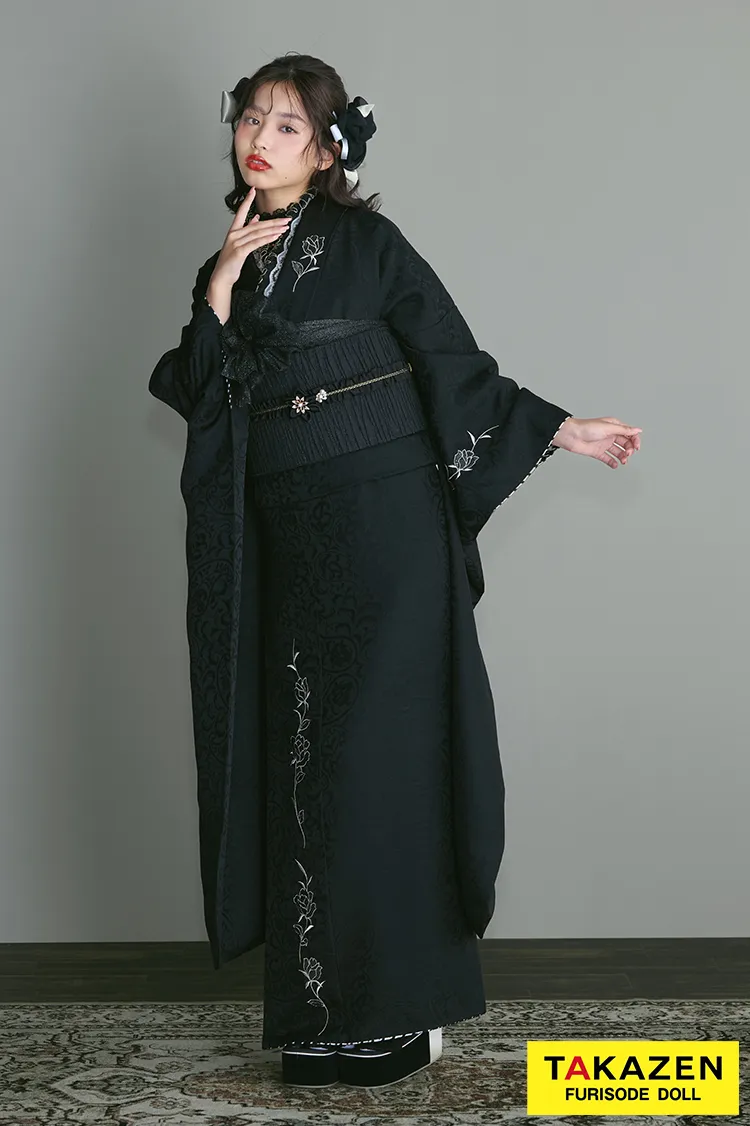 ヴィンテージスタイル　ブラック/黒ベース　ワンポイント刺繍　人と被らない　シンプル振袖　おしゃれな着こなし　レースインナー振袖ネットレンタル　谷田ラナ　24031